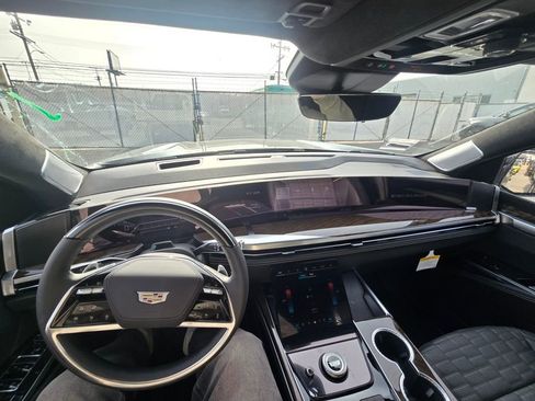 Used 2026 Cadillac Escalade Platinum Luxury image 18