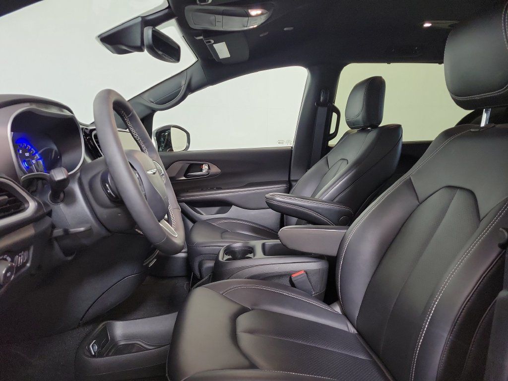 Used 2026 Chrysler Pacifica Select FWD image 12