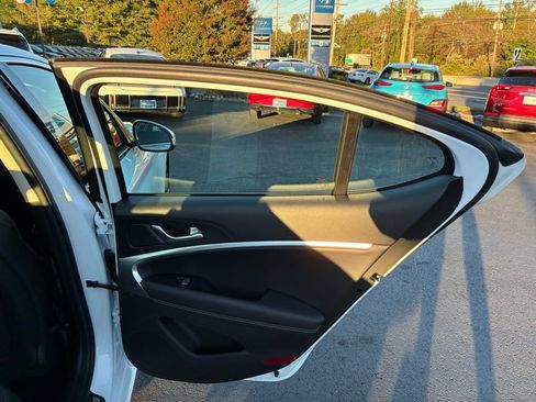 Used 2025 Genesis G70 2.5T image 26