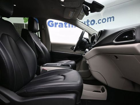 Used 2024 Chrysler Pacifica Touring-L image 7