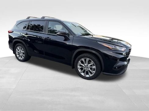 Used 2023 Toyota Highlander XLE image 7