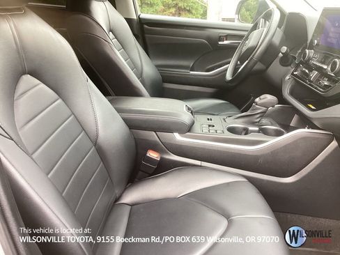 Used 2023 Toyota Highlander XLE image 4