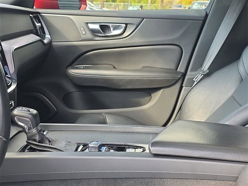 Used 2020 Volvo S60 T5 Momentum image 22