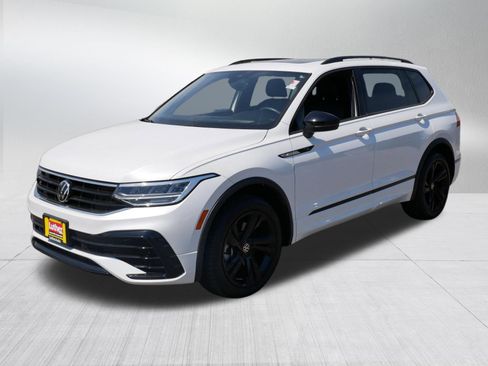 Used 2023 Volkswagen Tiguan SE R-Line AWD/4WD image 3
