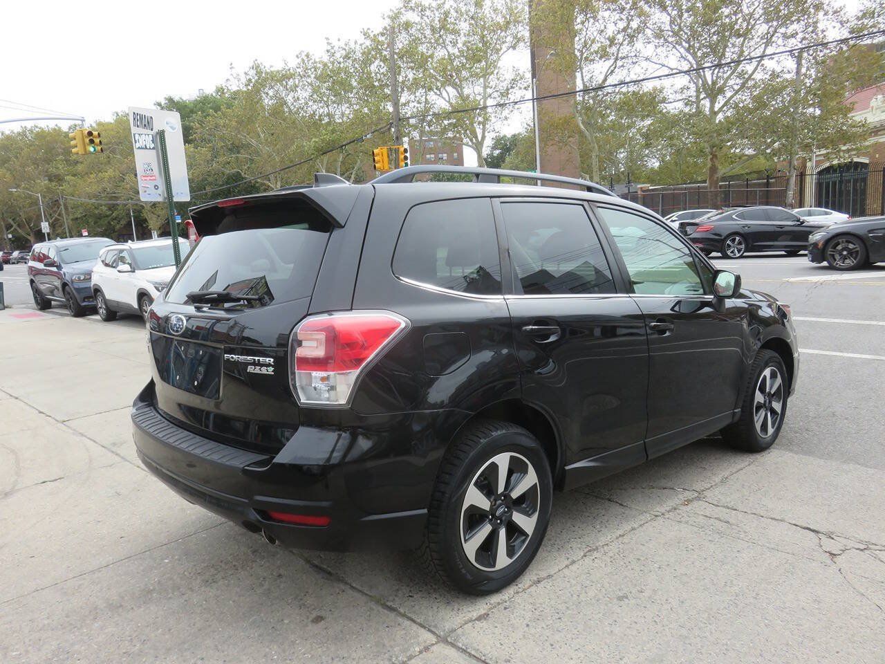Used 2017 Subaru Forester 2.5i Limited AWD/4WD image 4