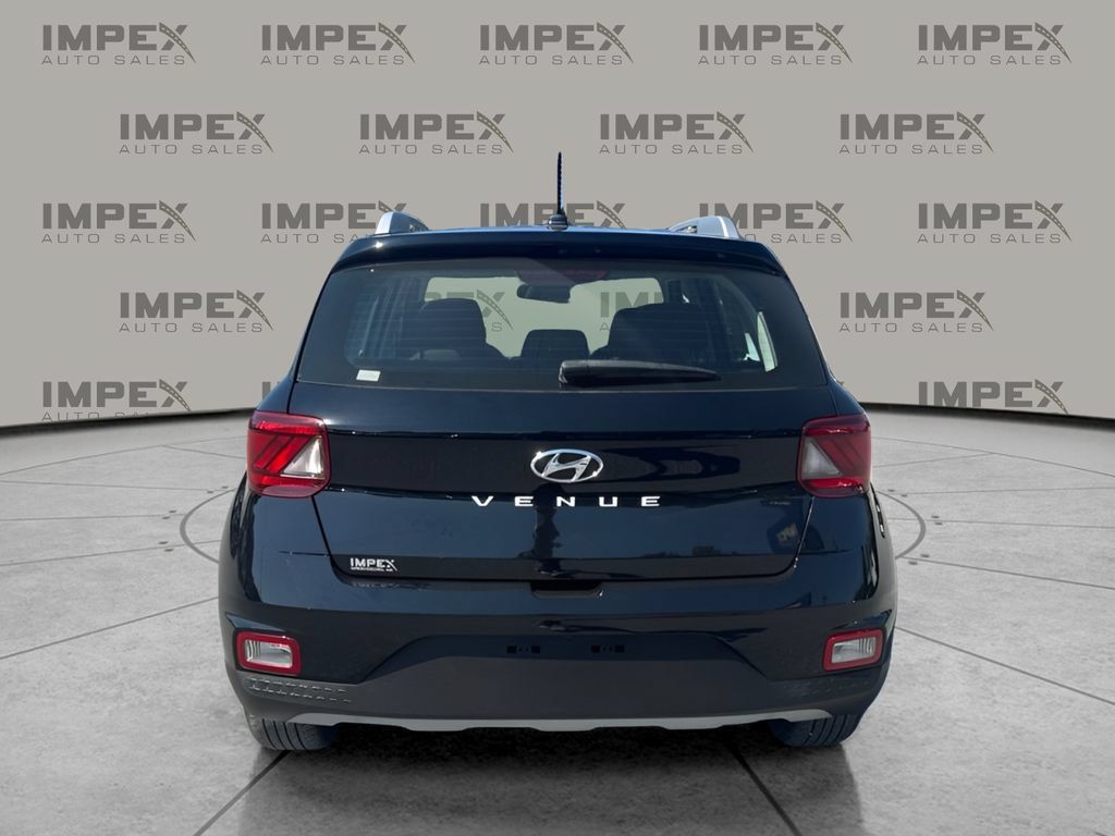 Used 2024 Hyundai Venue SEL FWD image 4