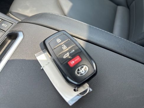 Used 2024 Toyota Highlander XLE image 22