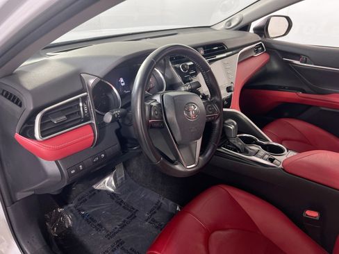 Used 2018 Toyota Camry XSE image 9