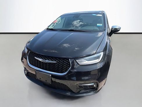 Used 2023 Chrysler Pacifica Limited FWD image 2