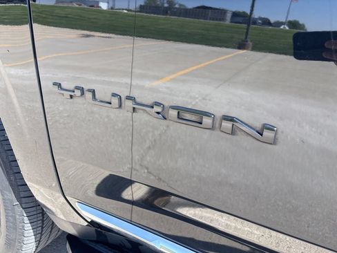 Used 2024 GMC Yukon SLT AWD/4WD image 9