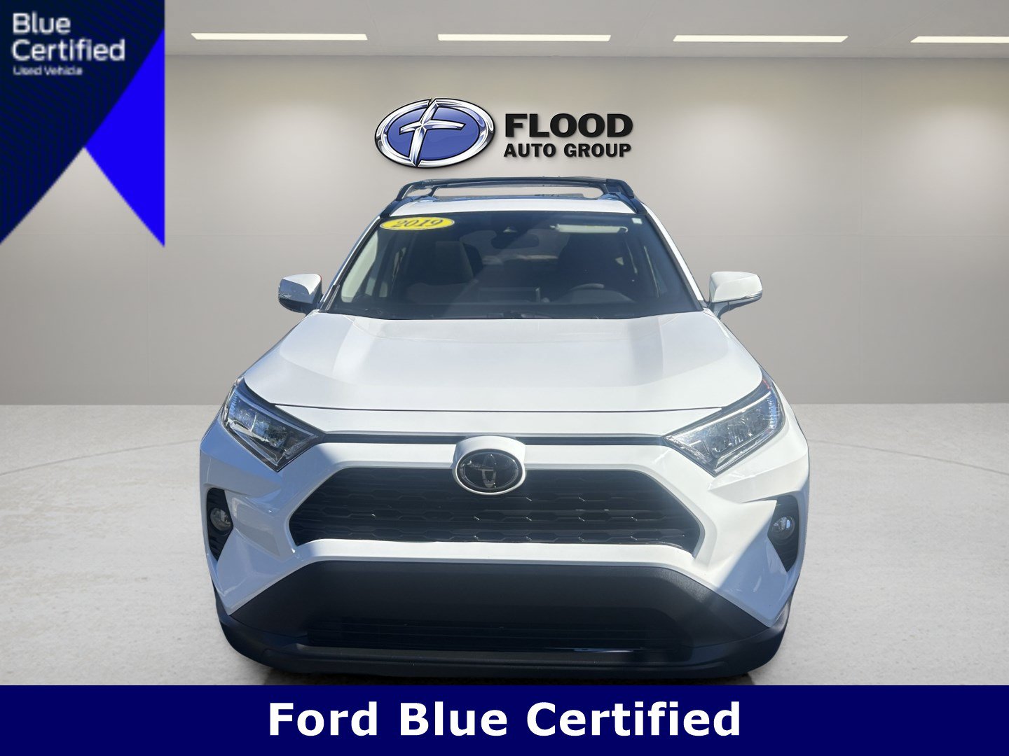 Used 2019 Toyota RAV4 XLE w/ Convenience Package FWD image 2
