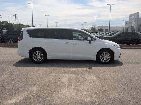 Used 2023 Chrysler Pacifica Touring-L FWD image 6