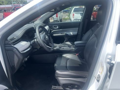 Used 2023 Jeep Compass Latitude image 13