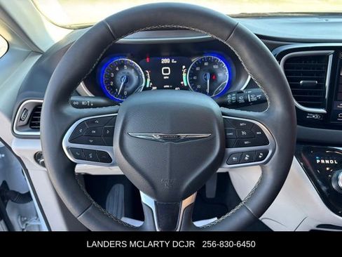 Used 2024 Chrysler Pacifica Touring-L image 26