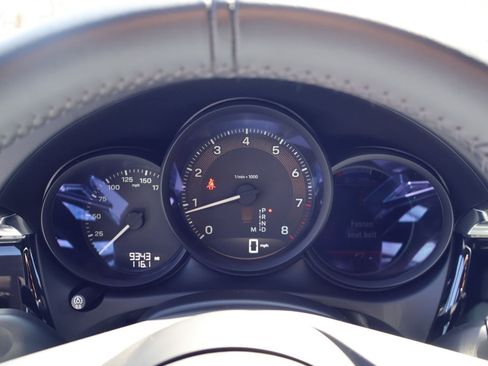 Certified 2025 Porsche Macan AWD/4WD image 16