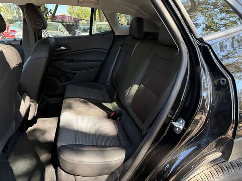 Used 2025 Chevrolet Trax LT w/ LT Convenience Package FWD image 38