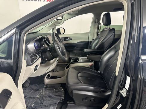 Used 2023 Chrysler Pacifica Touring-L FWD image 15