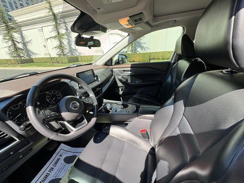 Used 2021 Nissan Rogue SV w/ Premium Package image 16