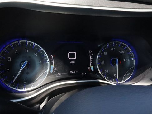 Used 2023 Chrysler Pacifica Touring-L FWD image 31