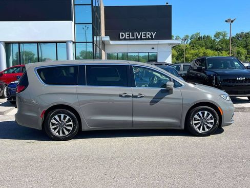 Used 2022 Chrysler Pacifica Touring-L FWD image 25