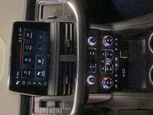 Used 2024 GMC Yukon XL SLT w/ SLT Luxury Package image 11