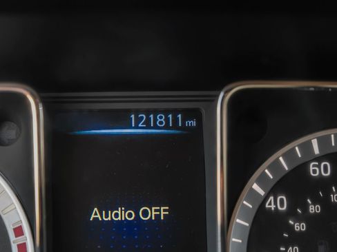 Used 2017 Nissan Titan SV image 19