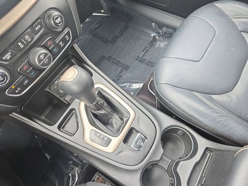 Used 2017 Jeep Cherokee Limited FWD image 22