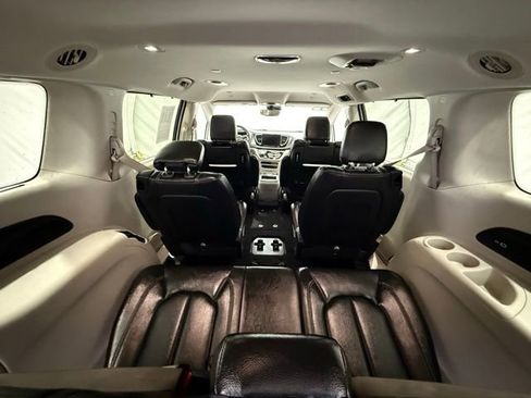 Used 2022 Chrysler Pacifica Touring-L w/ Uconnect Theater Family Group image 31