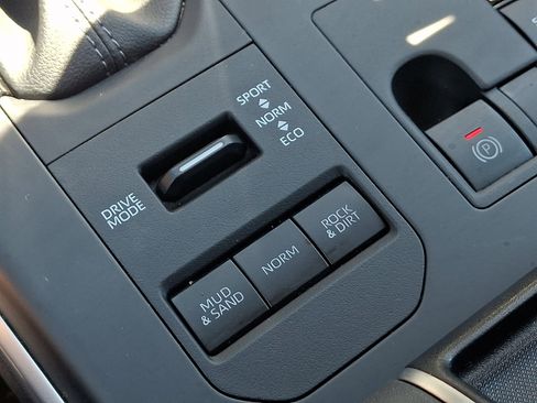 Used 2025 Toyota Highlander LE AWD/4WD image 24