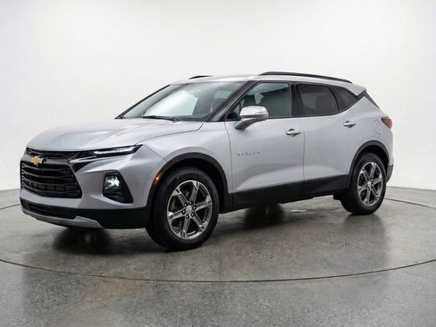 Used 2025 Chevrolet Blazer LT image 3