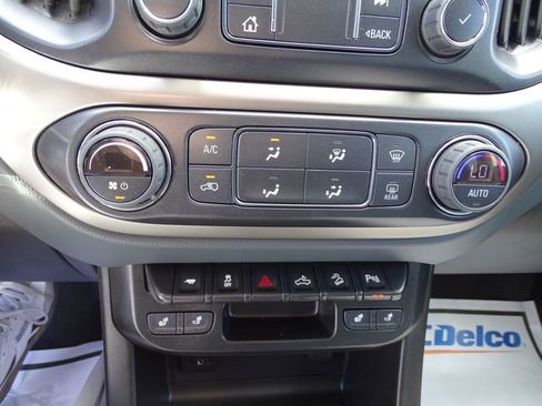 Used 2022 Chevrolet Colorado Z71 AWD/4WD image 12