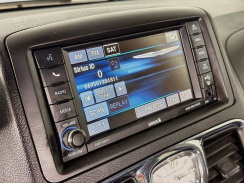 Used 2016 Chrysler Town & Country Touring FWD image 14