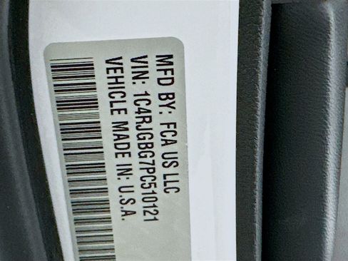 Used 2023 Jeep Grand Cherokee Limited w/ Black Appearance Package image 12