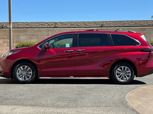 Used 2026 Toyota Sienna XLE FWD image 7