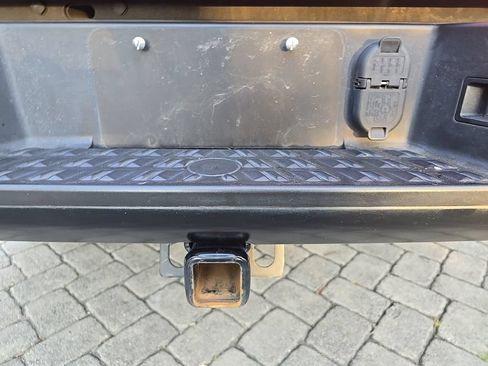Used 2022 Nissan Titan S AWD/4WD image 10
