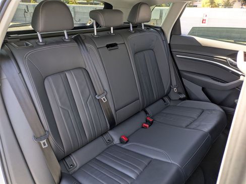 Used 2024 Audi Q8 e-tron Premium image 29