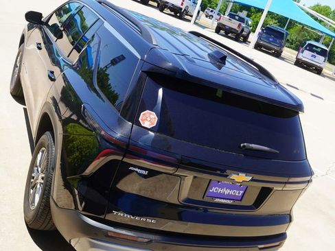 Used 2025 Chevrolet Traverse LT FWD image 13
