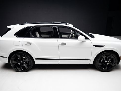 Used 2021 Bentley Bentayga Plug-In Hybrid AWD/4WD image 33