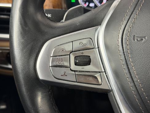 Used 2018 BMW 750i image 17