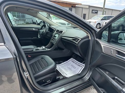 Used 2017 Ford Fusion SE w/ Equipment Group 201A FWD image 12