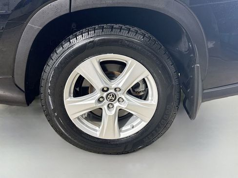 Used 2023 Toyota Highlander L FWD image 9