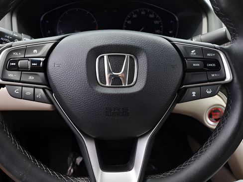 Used 2018 Honda Accord Touring image 19