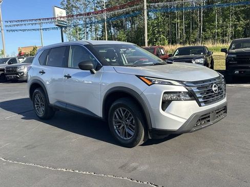 Used 2024 Nissan Rogue S FWD image 2