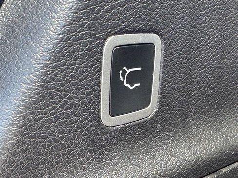 Used 2023 Chrysler Pacifica Touring-L w/ Uconnect Theater Family Group FWD image 11