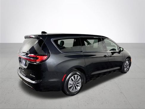 Used 2023 Chrysler Pacifica Touring-L FWD image 6