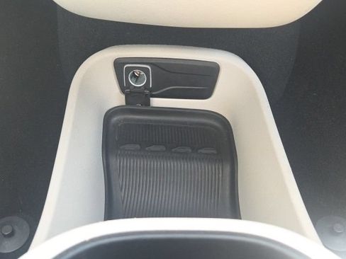 Used 2023 Chrysler Pacifica Touring-L FWD image 37
