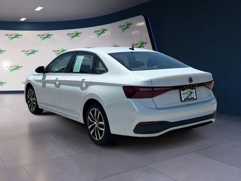 Certified 2025 Volkswagen Jetta SE w/ Sunroof Package image 5