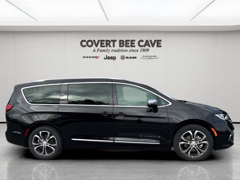 New 2026 Chrysler Pacifica Pinnacle image 11