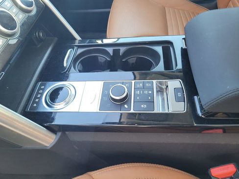Used 2017 Land Rover Discovery HSE image 12