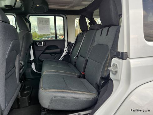 Used 2025 Jeep Wrangler Sahara image 47
